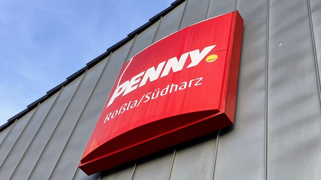 Blick auf das Logo des Penny-Markts in Roßla.