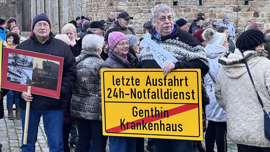 Lutz Nitz mit dem gelben Notfalldienst-Schild während einer Demo für eine bessere Gesundheitsversorgung in der Region. 