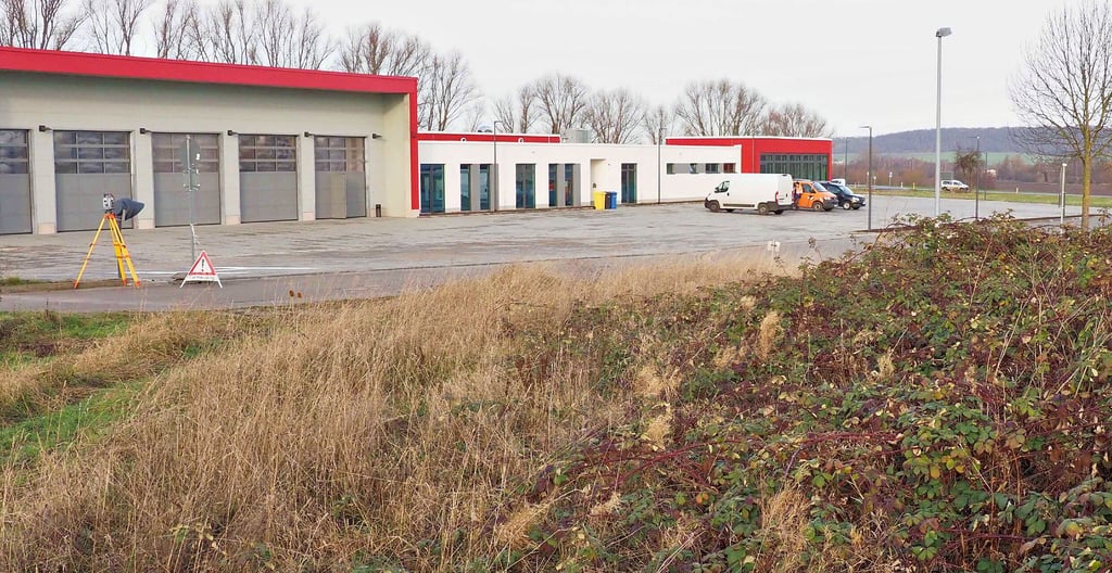 Noch herrscht im Vordergrund Wildwuchs, doch schon bald will hier gegenüber der neuen Feuerwehr das DRK für seinen Rettungsdienst eine neue Rettungswache bauen. 