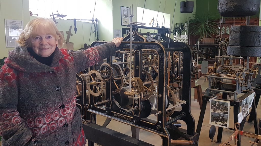 Sigrid Haut im Turmuhrenmuseum Seehausen (Altmark). Die Sammlung hat ihr Mann Günther zusammengetragen, der 2023 verstorben ist.