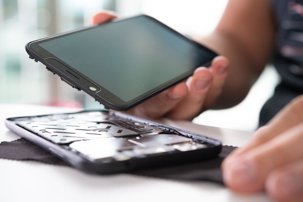 Sie wollen im Zweifel das Smartphone-Display selbst austauschen können? Dann sollten Sie auf die Zerlegungstiefe achten.