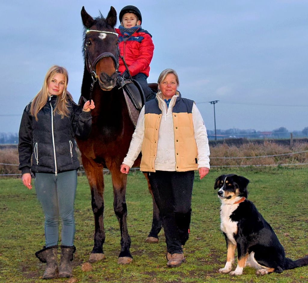 Annett Kirsch  bietet tiergestützte Therapien an, dabei helfen auch Tochter Lene und Hündin Anouk. Der zehnjährige Niklas aus Köthen kommt bei der Arbeit mit Pferd Magnum zur Ruhe.
