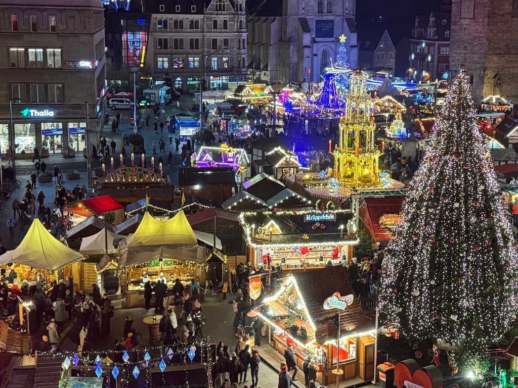 Alle Jahre wieder: Halles Weihnachtsmarkt ist eröffnet. Bis zum 23. Dezember zieht nun wieder der Duft von Glühwein, Lebkuchen und anderen Naschereien durch Halles „gute Stube“.