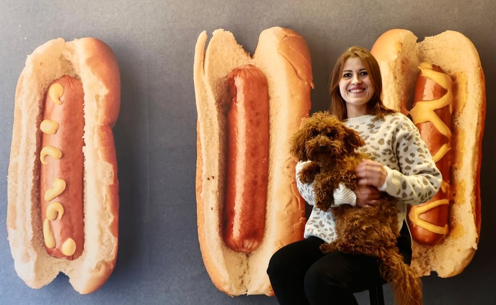 Hotdog-Deko an der Wand: Tatjana Schmidt eröffnet mit ihrem Mann Felix Guliev einen neuen Imbiss in der Großen Ulrichstraße. Namensgeber ist Familienhund Miki.