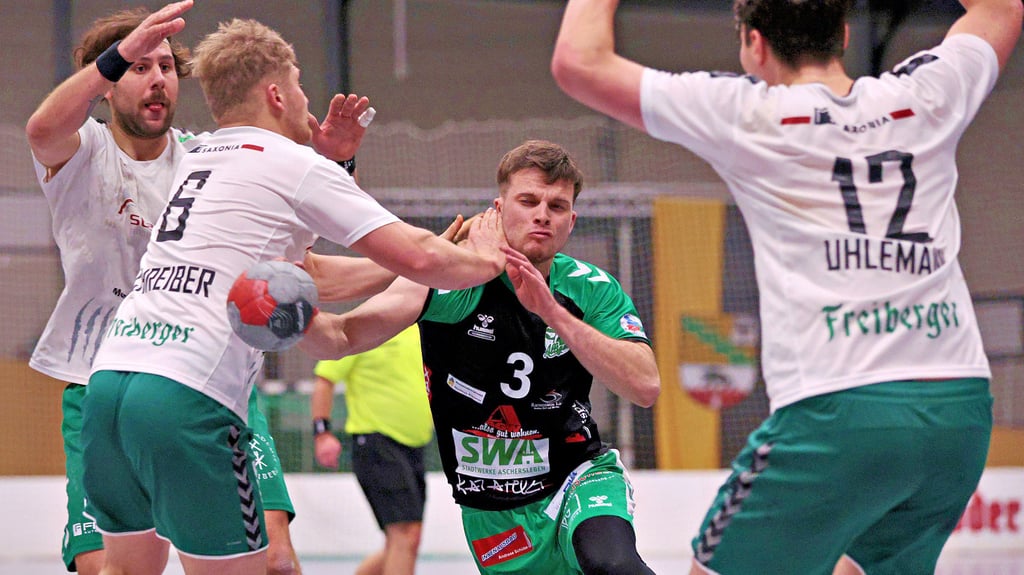 Der HC Aschersleben, hier mit Leon Klug am Ball, muss reisen: Die Alligatoren kämpfen bei Einheit Plauen um Punkte.