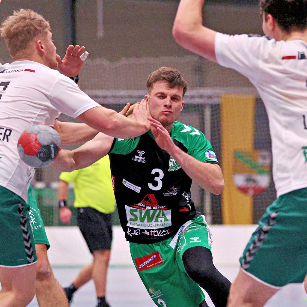 Der HC Aschersleben, hier mit Leon Klug am Ball, muss reisen: Die Alligatoren kämpfen bei Einheit Plauen um Punkte.