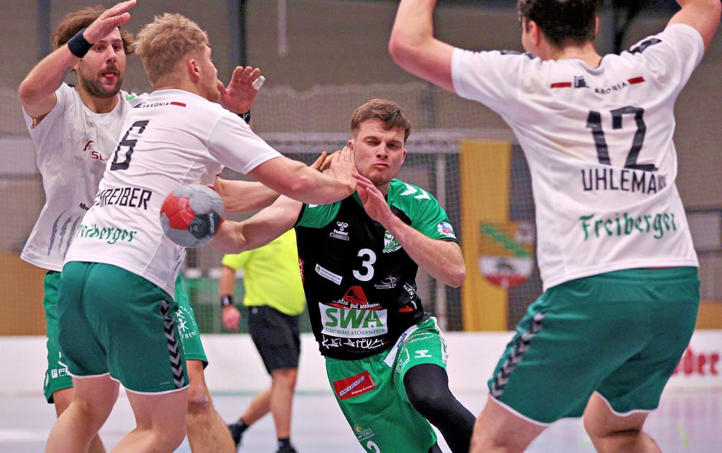 Der HC Aschersleben, hier mit Leon Klug am Ball, muss reisen: Die Alligatoren kämpfen bei Einheit Plauen um Punkte.