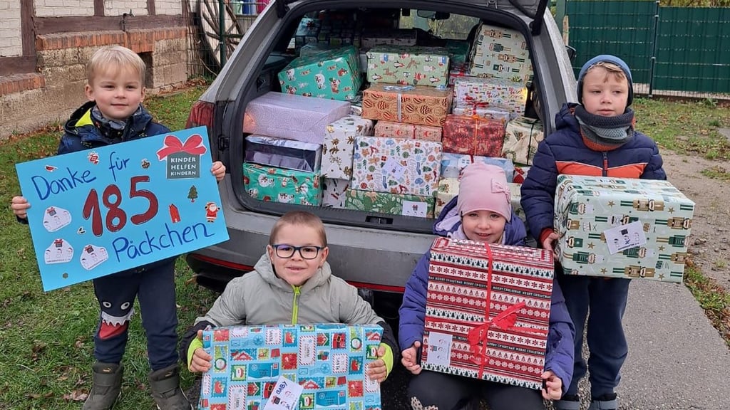 Stolz präsentieren die kleinen Mühlenspatzen die gesammelten Päckchen.