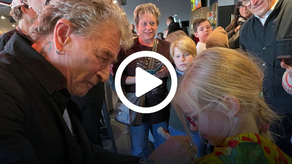 Promi-Alarm im Steintor: Rockstar Peter Maffay signiert für die sechsjährige Nele einen Umhang mit „Tabaluga“-Drachenmuster. Der Sänger stellte zur Premiere des Musicals „Anouk“ auch seine Peter-Maffay-Stiftung zugunsten benachteiligter Kinder vor. 