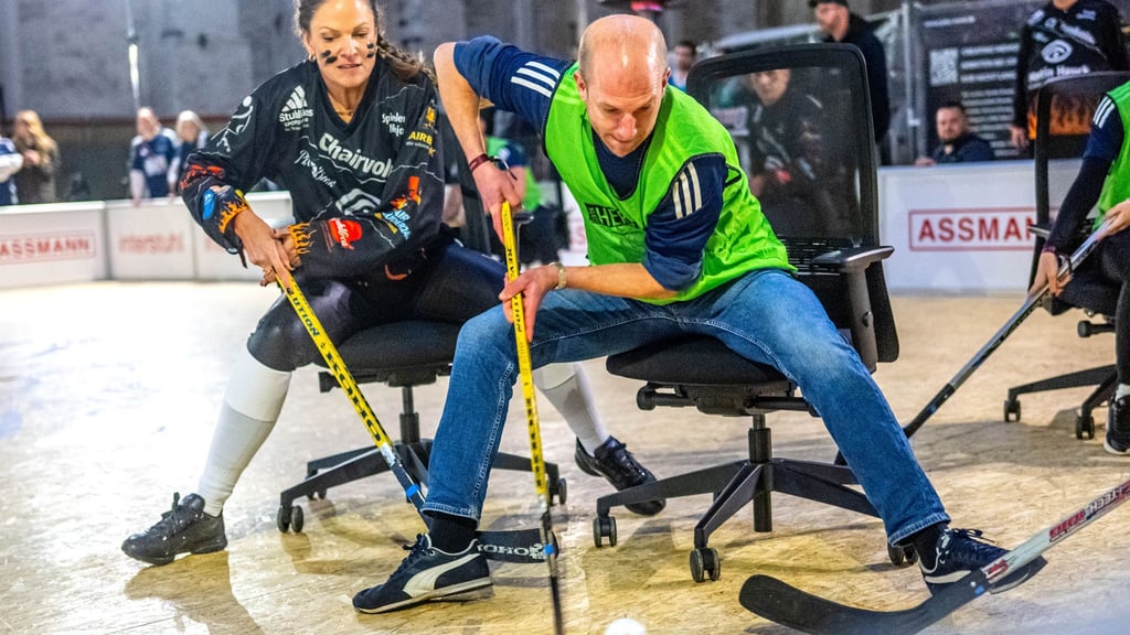 Für das Turnier stellen Unternehmen - von Kanzleien, Arztpraxen bis hin zu internationalen Firmen - ihre besten Leute zusammen.