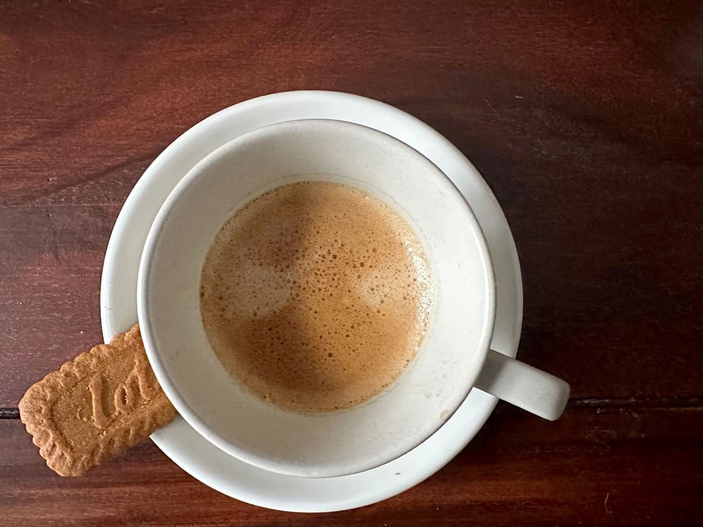 Total 2025: Frischer Kaffee und dazu ein kleiner Keks, ein Karamellkeks. (Archivbild)