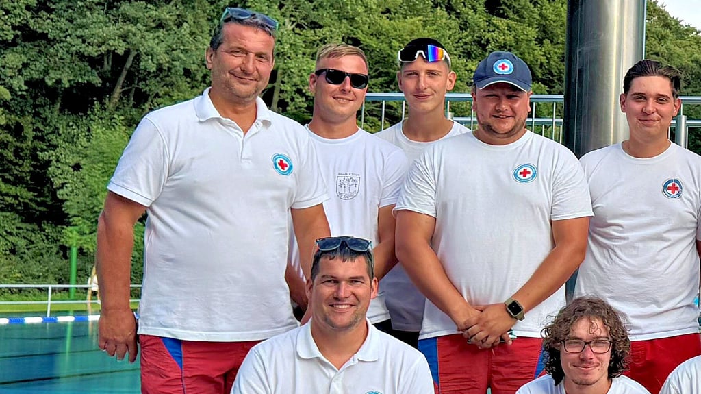 Die Klötzer Wasserwacht hat mit Florian Bischoff (4. von links) seit einigen Tagen einen neuen Vorsitzenden. Er tritt die Nachfolge von Tobias Kramer (links) an. Stellvertreter von Bischoff ist Johannes Ferchau (vorne, links). 