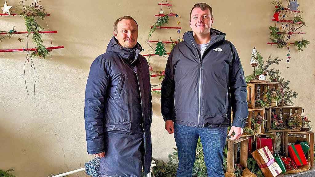  Tim Bremisch (l.) und Alexander Klauß stehen stellvertretend für die vielen Ehrenamtlichen, die in Rackith und Bietegast für Adventsstimmung sorgen. 