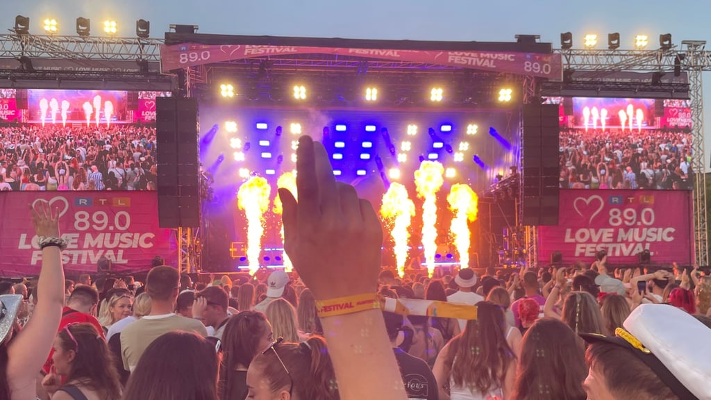 Buntes Treiben beim Love Music Festival im Elbauenpark: Tausende Fans feiern zu Beats und Sommerstimmung – 2026 soll das Event nur an einem Tag stattfinden.