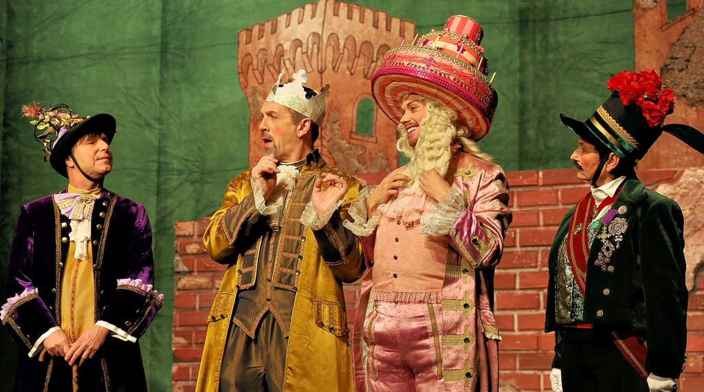 Der Herzog (Michael Zahm, li.), der Marquis Grand Dick de la Dack (Christoph Muhlack 2. v. re.) und der Fürst (Manuela Zahm, re.) bewerben sich bei König Alois (Mathias Hübener) um die Hand  der Prinzessin.