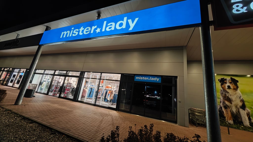 Die Leuchtreklame funktioniert schon: Der neue „Mister*Lady“-Jeansladen öffnet am Donnerstag im Sangerhäuser Helme-Park.