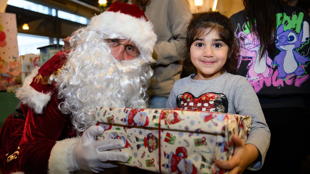 Kinder freuen sich, wenn sie ihn sehen: den Weihnachtsmann. Ob sie an ihn glauben oder nicht - er gehört zum Weihnachtsfest einfach dazu. Aber wo kommen die Bärtigen her?