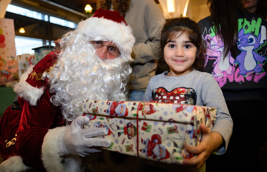 Kinder freuen sich, wenn sie ihn sehen: den Weihnachtsmann. Ob sie an ihn glauben oder nicht - er gehört zum Weihnachtsfest einfach dazu. Aber wo kommen die Bärtigen her?