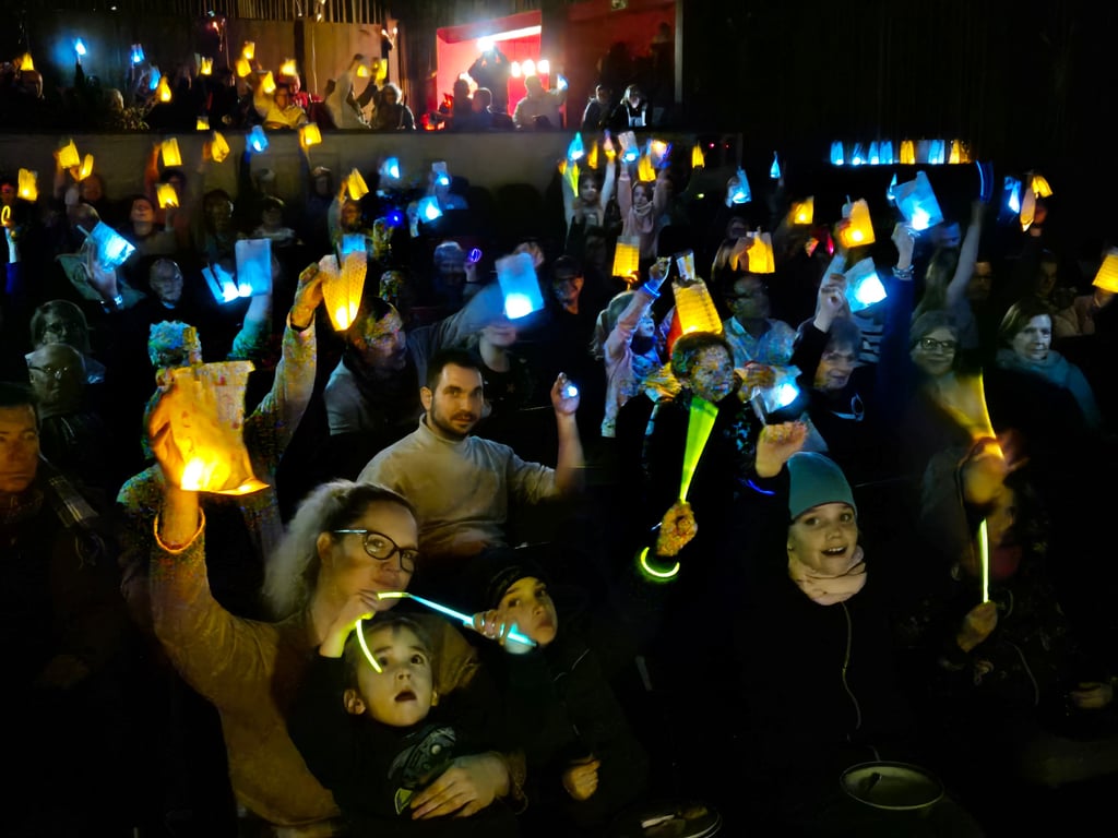 Lichter sorgten beim ersten Weihnachtssingen im Burger Kino für eine magische Atmosphäre.