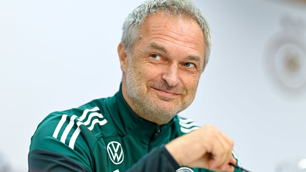 Die deutschen Fußballerinnen und Bundestrainer Christian Wück freuen sich auf die Atmosphäre in Kaiserslautern.