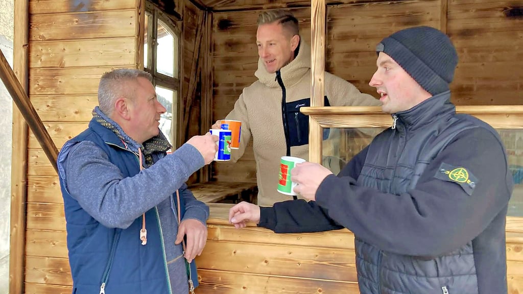 Jens Reinheimer, André Bormann und Lucas  (v.l.n.r.) haben die Glühweinhütte für Markt und Baumverkauf in Hoym  schon aufgebaut.