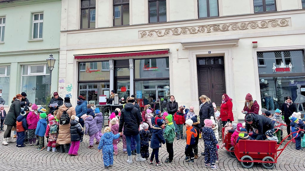 Was für ein Trubel in der Zeitzer Innenstadt!  160 Kinder aus sechs Kitas kamen.