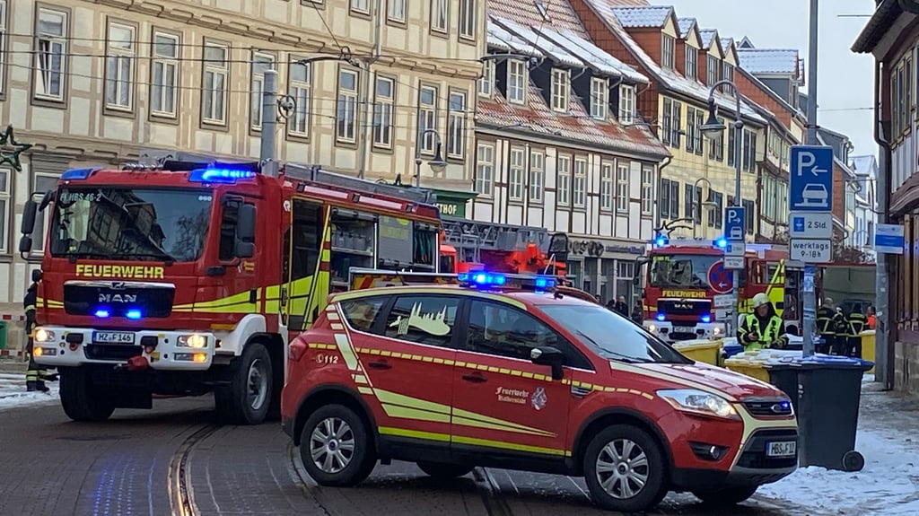 Halberstadts Feuerwehr rückt  zum Löschen von Bränden wie hier in der Voigtei ebenso aus wie zum Auspumpen von Kellern nach einer Überflutung. Ab Januar soll die Wachbereitschaft auch namentlich wieder eine Berufsfeuerwehr sein.
