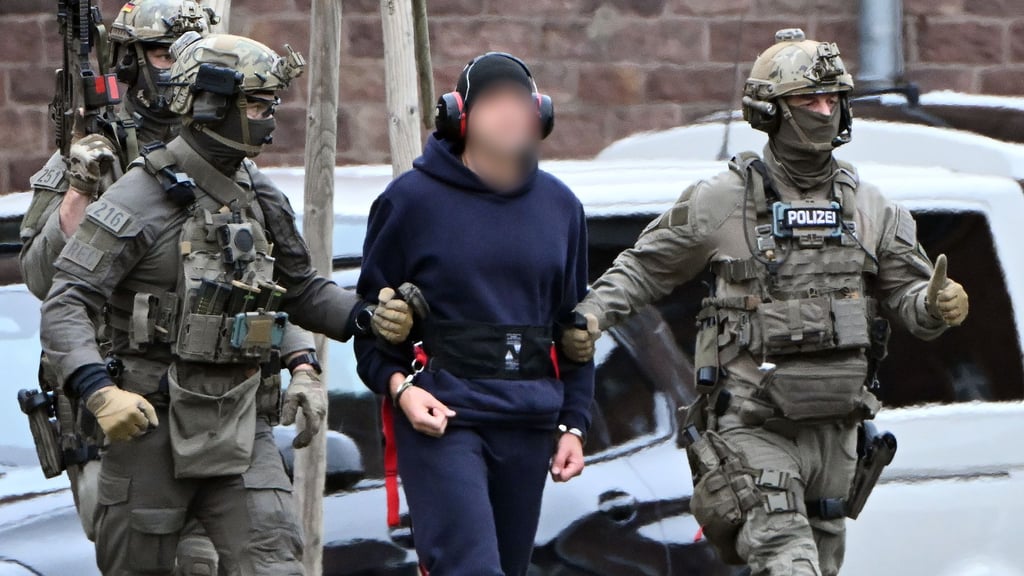 Nach der Haftprüfung beim Bundesgerichtshof in Karlsruhe wird eine Person zu einem Hubschrauber gebracht.