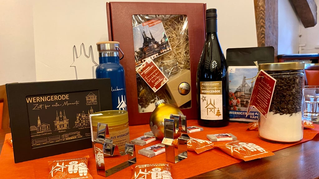Wernigerode zum Verschenken: Die Tourismus GmbH hat pünktlich zum Advent weihnachtliche Souvenirs im Angebot.