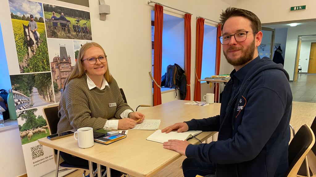 Robert Hagemeier lässt sich von Existenzgründungsberaterin Jolina Holze dazu beraten, was es bei einer Unternehmensgründung zu beachten gibt.