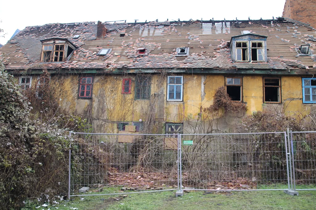 Eine Woche ist der Brand her: Der schwere Schaden am Haus zwischen Mansfelder Straße und Tuchrähmen ist offensichtlich. 