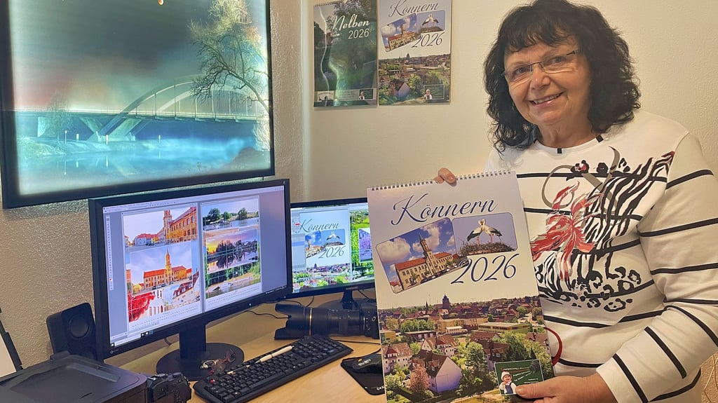 Angelika Schramm mit dem fertigen Kalender für Könnern in ihrem Büro, wo er entstanden ist.