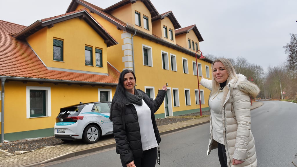 Nancy Hofmann (links) und Susann Thurm  laden Senioren zum Wohnen in dieses Haus in Mansfeld ein. 