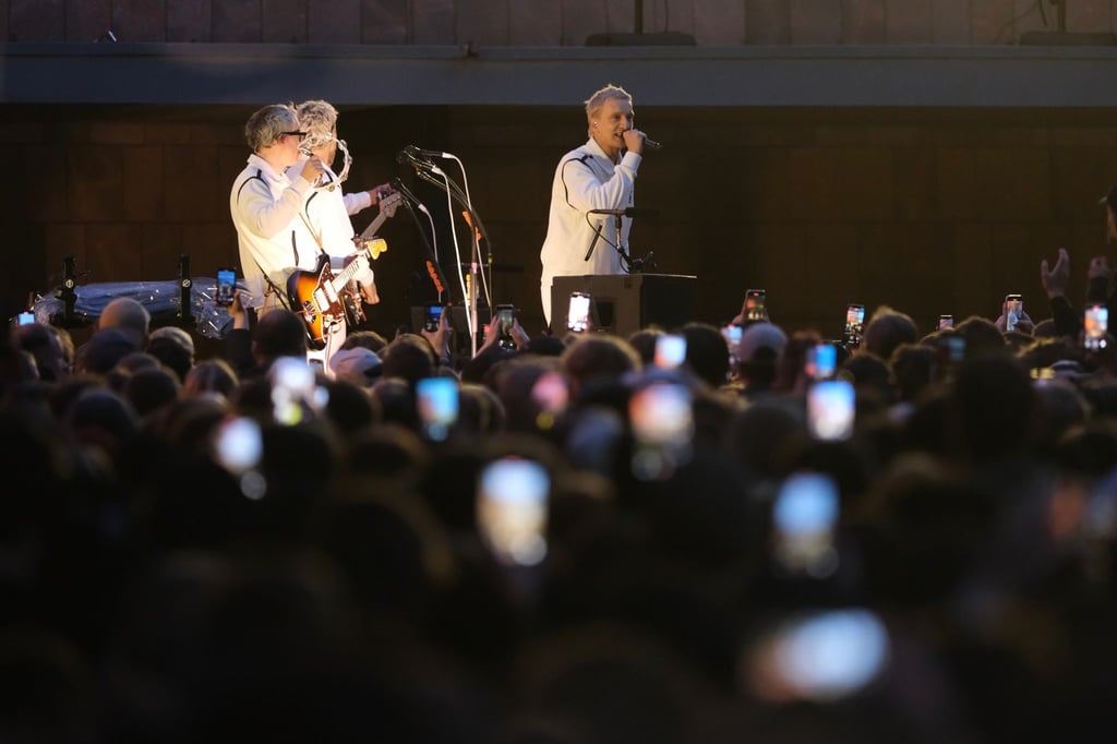 Bei einem Überraschungskonzert in Chemnitz hatte Kraftklub das neue Album „Sterben in Karl-Marx-Stadt“ Ende Mai angekündigt. Nun erscheint es am 28. November. (Archivbild)