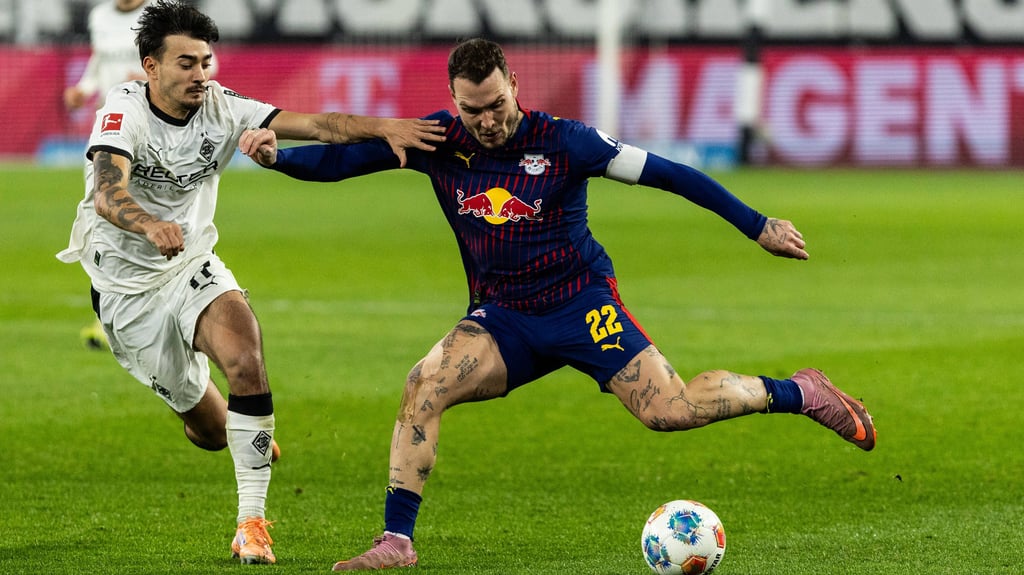 RB-Kapitän David Raum im Zweikampf mit Gladbachs Jens Castrop