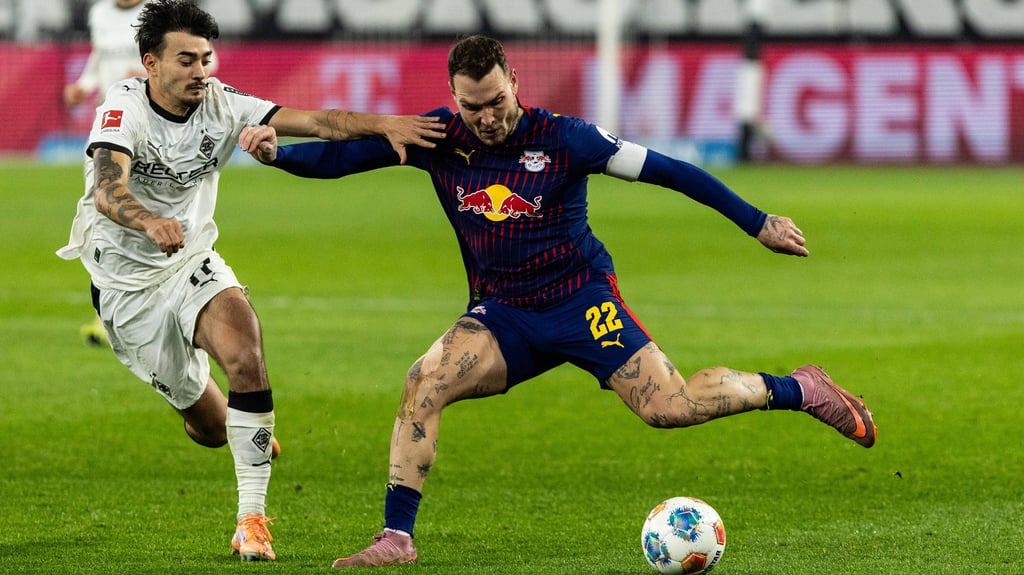 RB-Kapitän David Raum im Zweikampf mit Gladbachs Jens Castrop