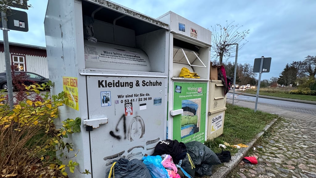 Übervolle Altkleidercontainer in Möckern.