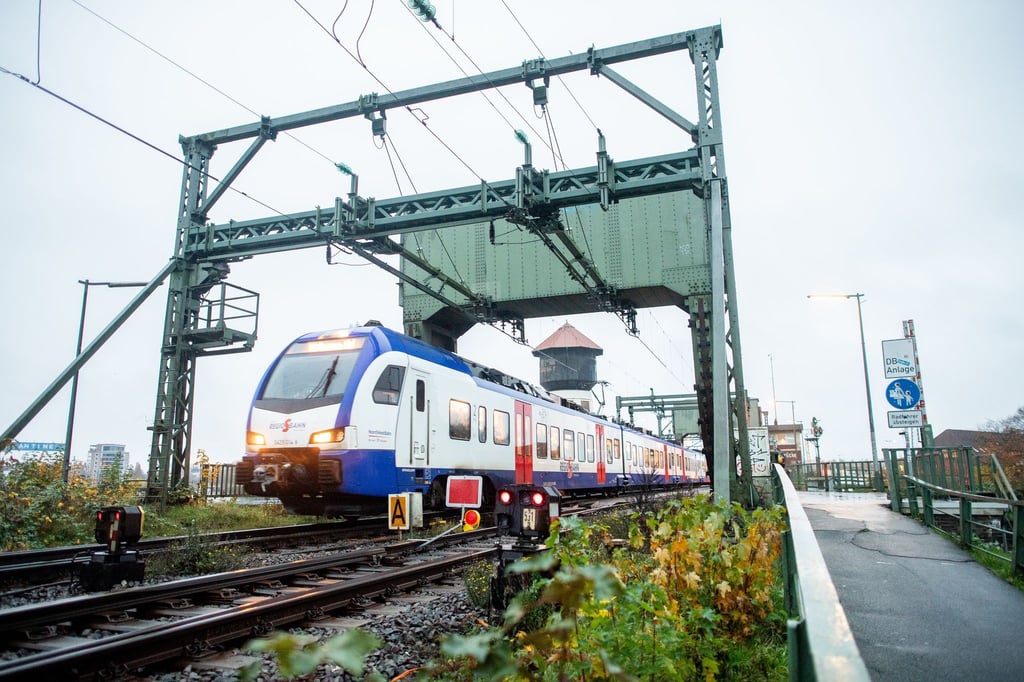 Die Huntebrücke in Oldenburg ist derzeit nur eingleisig befahrbar. (Archivbild)