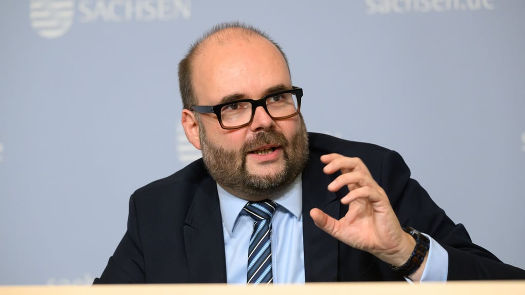 Der Finanzminister Christian Piwarz äußert sich zurückhaltend zur Aufnahme von Schulden. (Archivbild)