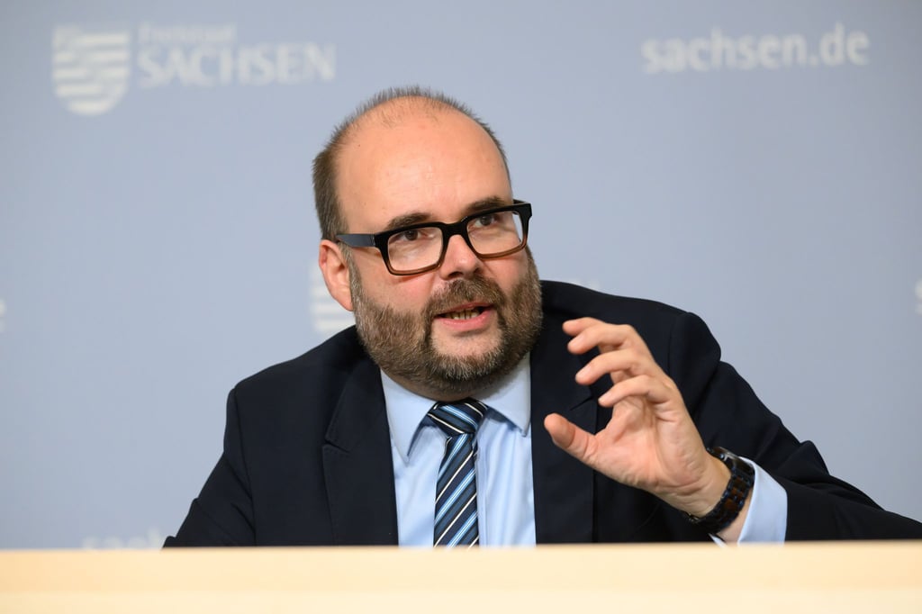 Der Finanzminister Christian Piwarz äußert sich zurückhaltend zur Aufnahme von Schulden. (Archivbild)