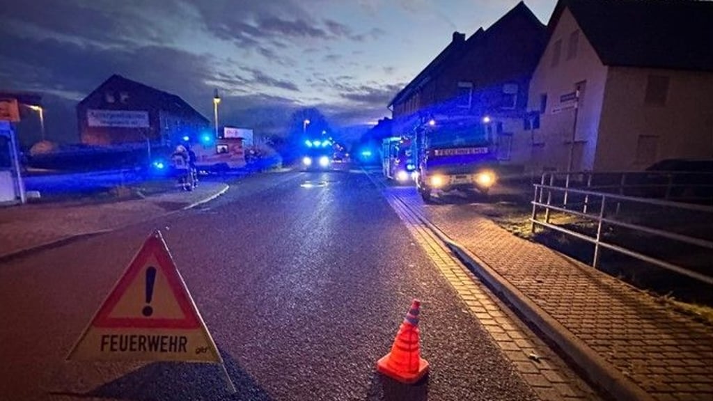 Eine 35-jährige Dacia-Fahrerin hatte in Dingelstedt am Freitagmorgen beim Abbiegen einen Motorradfahrer übersehen. Bei dem Zusammenstoß wurde der Motorradfahrer schwer verletzt. 