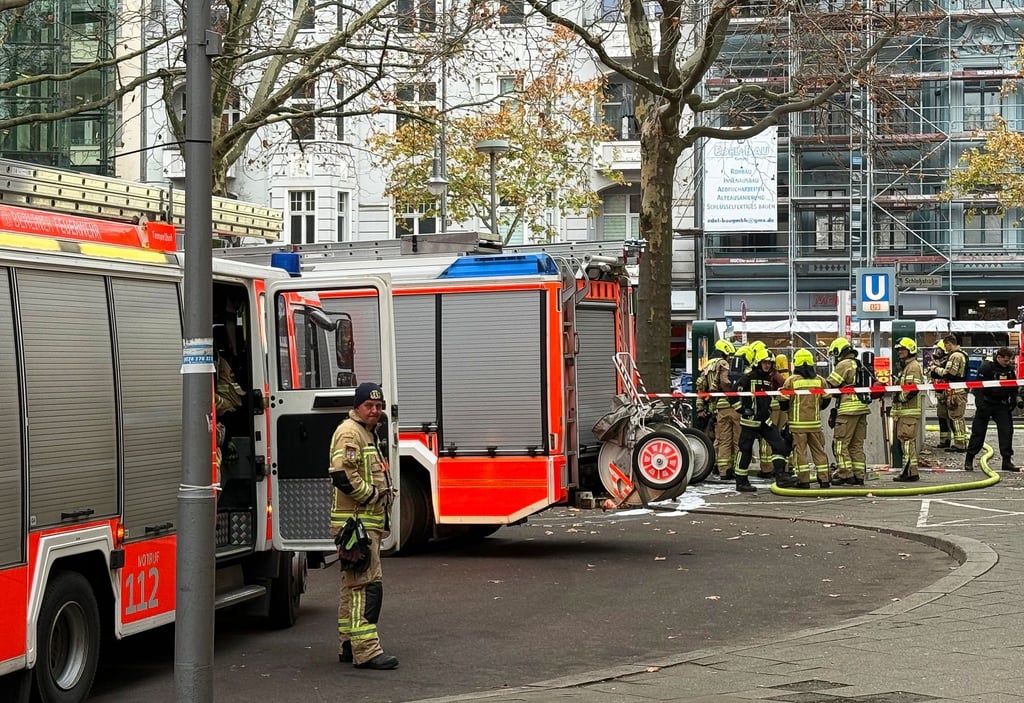 Die Feuerwehr ist wegen einer Rauchentwicklung am U-Bahnhof Schloßstraße im Einsatz.