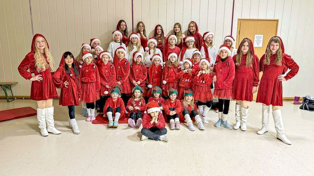 Die Tänzerinnen und Tänzer der Dance-Factory Egeln präsentieren sich im Kinder- und Jugendfreizeitzentrum der Lebenshilfe „Bördeland" gGmbH in ihrem Weihnachtskostüm. 