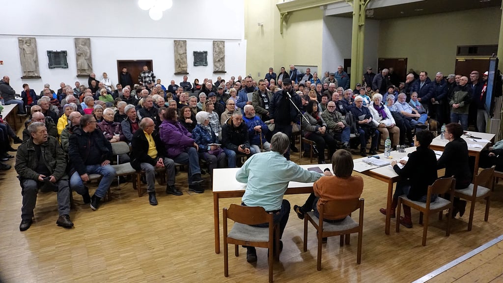 Im vollen Ratssaal in Hettstedt ging es heiß her bei der Info-Veranstaltung der Stadt zu den Garagenverträgen.