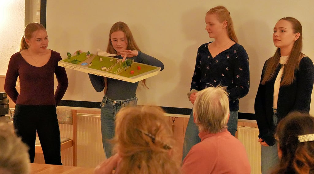Tamina, Milena, Janna und Annika aus den Klassen 9c und 9a des Philantropinums  präsentierten ihre Idee mit einem Modell. 