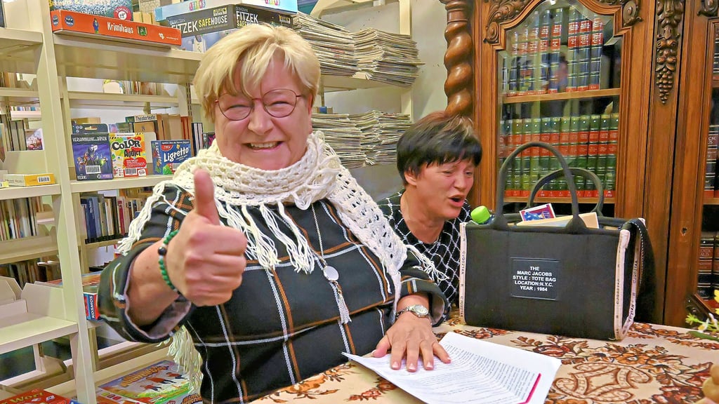 In der Kult-Rolle der Renate Bergmann hat Andrea Schwigon auch das erwachsene Publikum in der Kreisbibliothek in Aschersleben begeistert.
