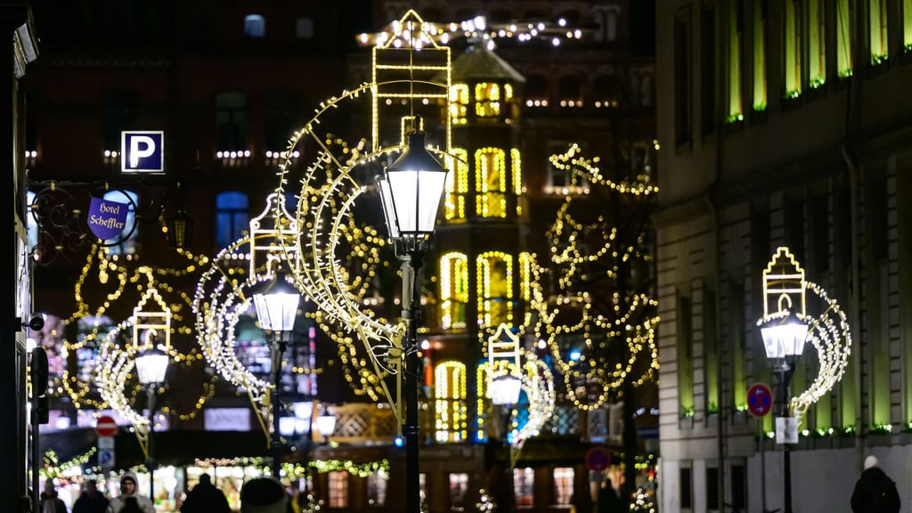 Die Hansestadt stellt die Lichterketten zur Verfügung, die Montage übernehmen teils die Stadt oder andere Firmen.