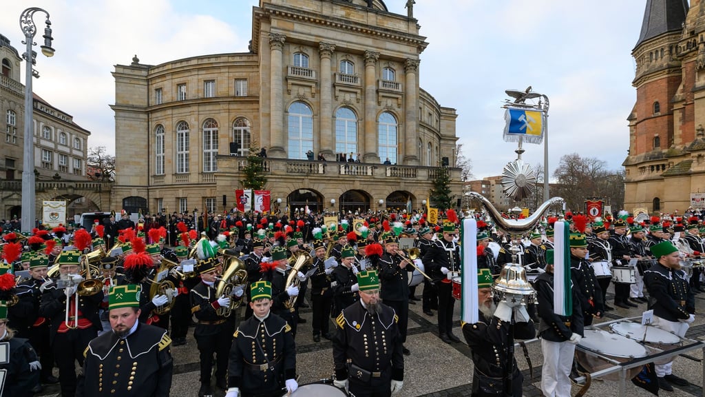 Eine Bergparade läutet in Chemnitz das Kulturhauptstadt-Finale ein.
