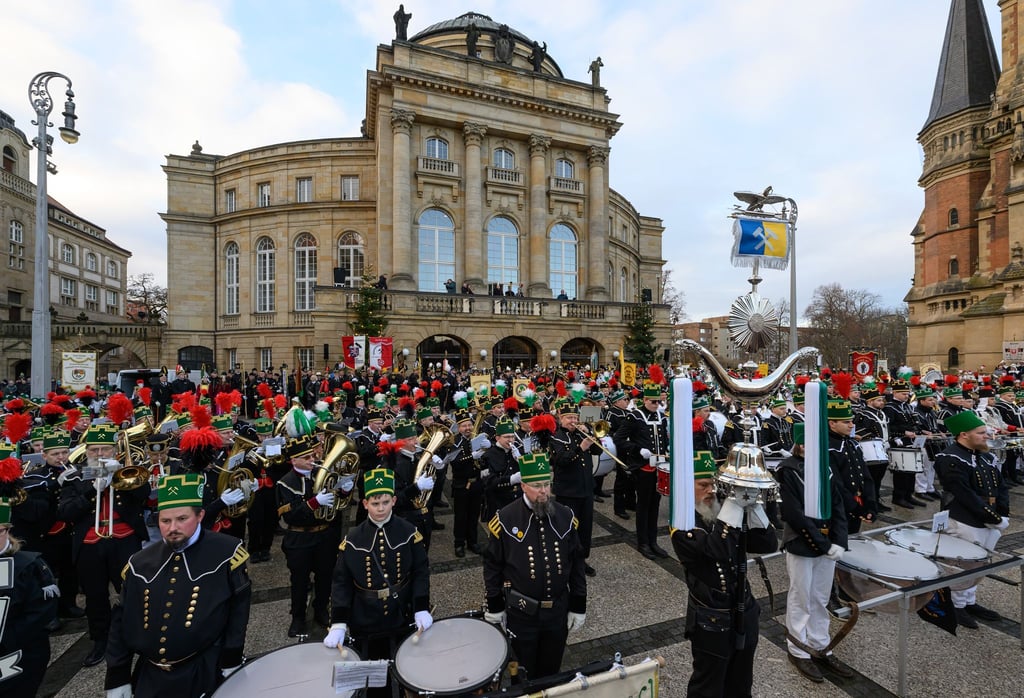 Eine Bergparade läutet in Chemnitz das Kulturhauptstadt-Finale ein.