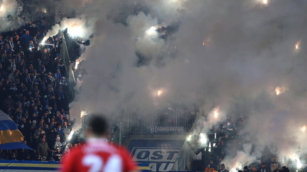 FCM-Fans mit Pyrotechnik.